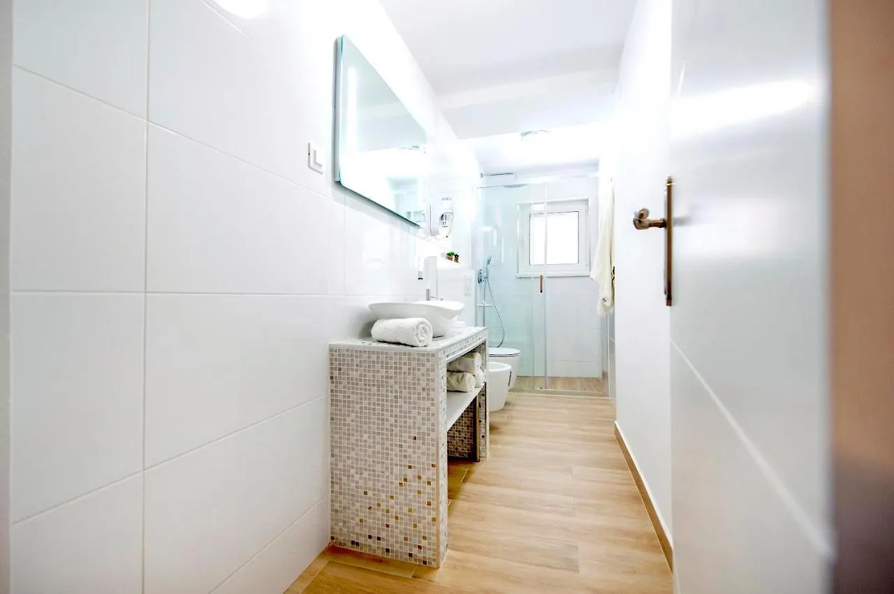 Room And Apartments Mimi Rovinj 3*,